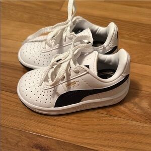 NWOT Puma White and Black Classic Sneakers